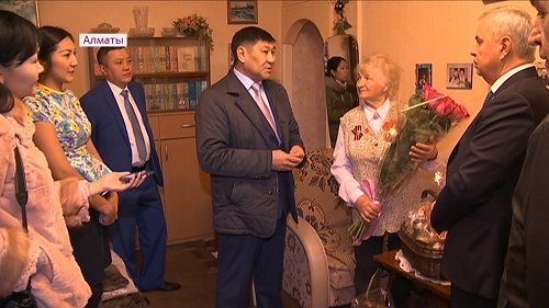 Нуротановцы и предприниматели в Алматы посетили бывших узников фашистских коннцлагерей