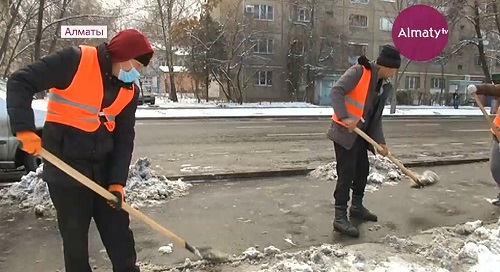 Алматының коммуналшылары 3 мың текше метрге жуық қар шығарды