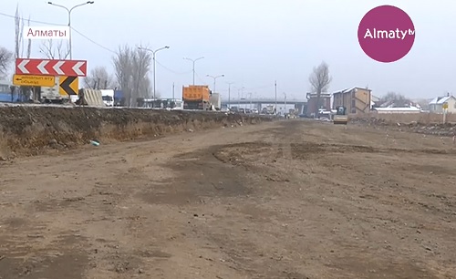 Участок трассы Алматы - Бишкек блокируют в районе рынка Алтын-Орда на время реконструкции