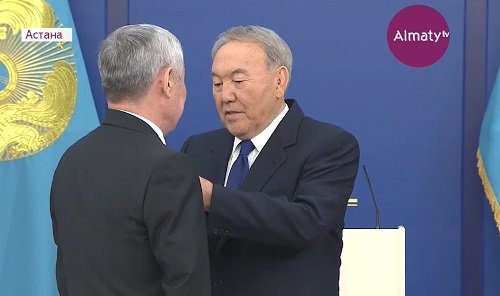 Президент Казахстана вручил государственные награды в честь Дня Независимости