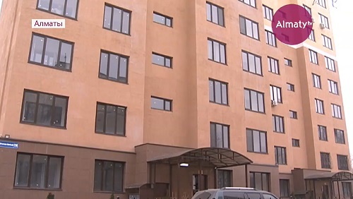 100 молодых семей в Алматы получили новые квартиры к празднику 