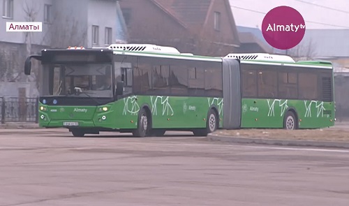 На улицы Алматы вернулись легендарные автобусы-гармошки