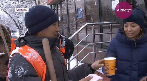 Алматинские волонтеры помогают уборщикам снега на улицах горячим питанием
