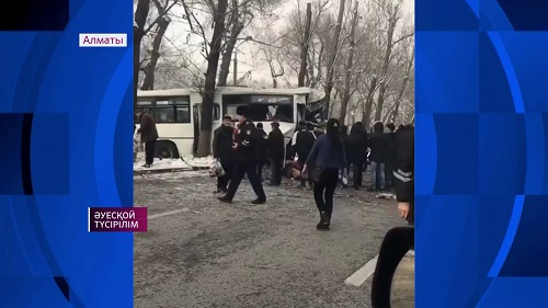 Алматыда 416-шы бағыттағы автобус жол жиегіндегі ағашқа барып жаншылған 