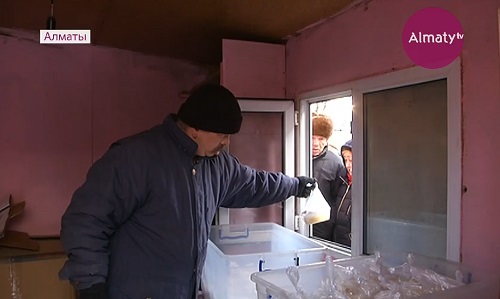 Чудо-ларёк с бесплатным горячим питанием открыли в Алматы из-за холодов