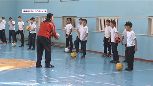 Уроки футбола вошли в образовательную программу более 200 школ Казахстана