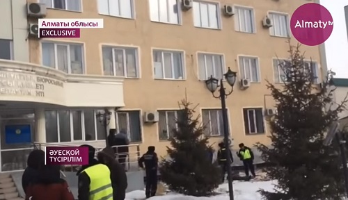 Глава алматинского филиала "Казводхоза" выбросился из окна 4-го этажа