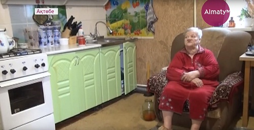 Одинокая пенсионерка-инвалид в Актобе выживает в полусгоревшем доме