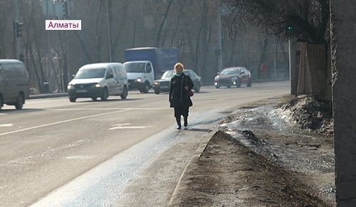 Жители района Алматы годами жалуются на отсутствие тротуара