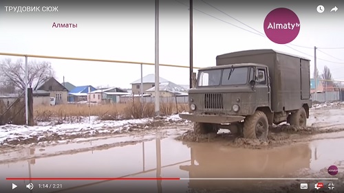 Алматыдағы бір ауданның тұрғындары белшеден батпаққа батып жүр