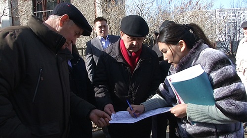 Вопреки запретам: в Алматы из-за стройки жители утопают в грязи