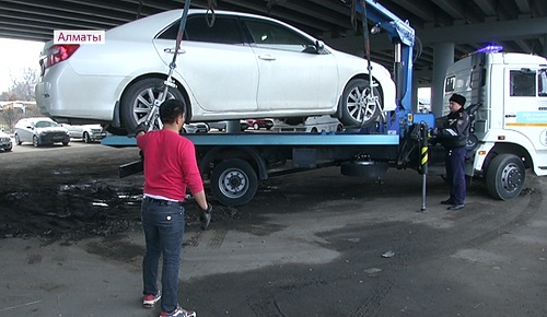 Операция «Парковка»: десятки авто в Алматы отправлены на штрафстоянку