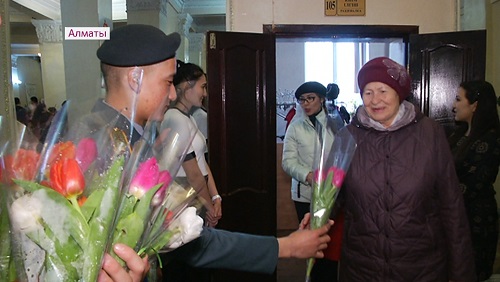 Районные власти Алматы поздравили женщин с праздником