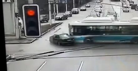 ДТП с автобусом в Алматы: травмировано несколько человек