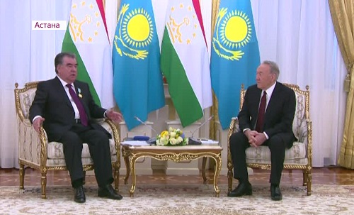 Нурсултан Назарбаев наградил президента Таджикистана орденом