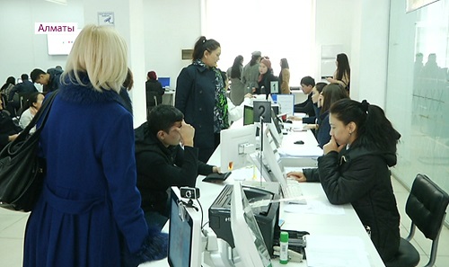 К госслужащим в Казахстане стали применять бонусную оплату труда