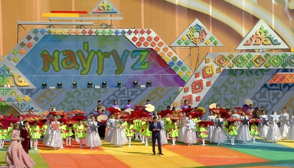 Празднование Наурыза собрало на площади "Астана" десятки тысяч гостей