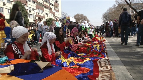 В Алматы начали шить самое длинное лоскутное одеяло в мире