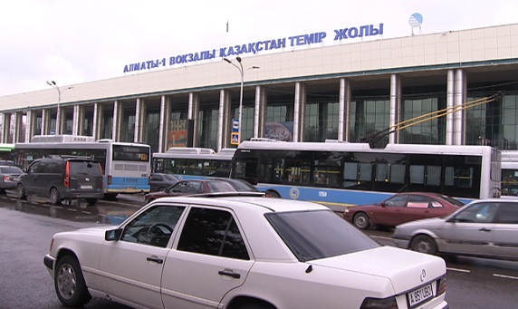 Алматыдағы темір жол вокзалдарында билетті комиссиясыз сататын кассалар жетіспейді
