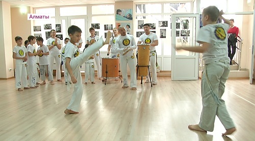 Лечение искусством: актеры театра в Алматы помогли больным аутизмом детям