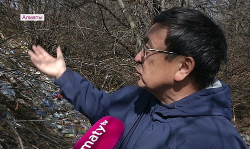 Как на свалке: жители м-на в Алматы страдают от мусора на заброшенном участке
