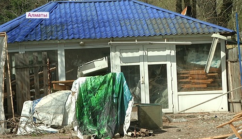 Штраф за мусор: в Алматы территорию популярного ресторана превратили в свалку