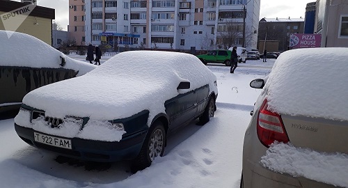 Зима вернулась: в Петропавловске намело огромные сугробы