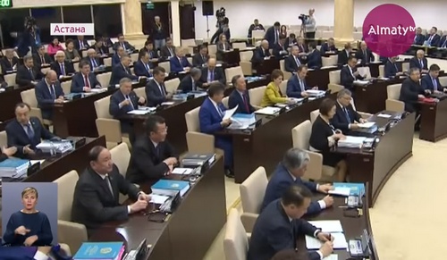 Парламент РК принял многострадальный земельный закон 