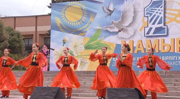 Концерты, выставки, спортивные игры: в районах Алматы празднуют День единства