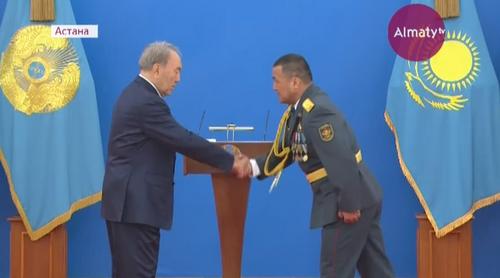 Президент Казахстана наградил военнослужащих и присвоил очередные звания