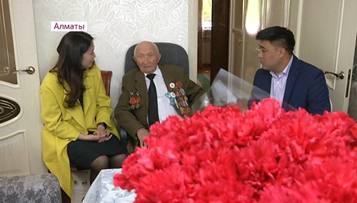Нуротановцы поздравили в Алматы 97-летнего ветерана Панфиловской дивизии