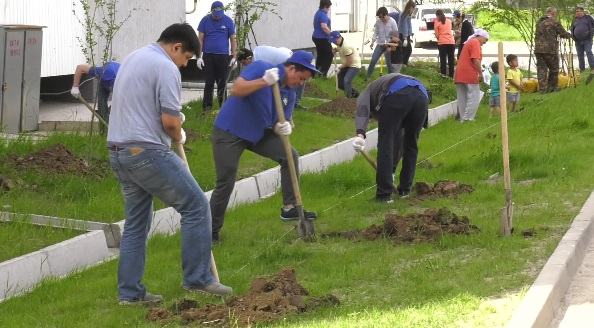 В Алматы жители м-на Саялы посадили более 200 деревьев