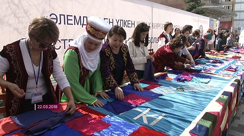 Алматинские студенты помогают шить самое длинное лоскутное одеяло в мире
