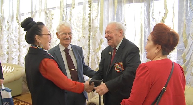 Стихи о войне и мире: в Алматы 94-летний ветеран опубликовал сборник своих произведений