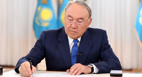 Нурсултан Назарбаев публично подписал поправки в закон о предпринимательстве 