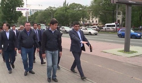 Бауыржан Байбек проинспектировал обустройство тротуаров на улицах Алматы