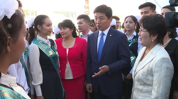 В школах Алматы прозвучал последний звонок для 9 тысяч выпускников