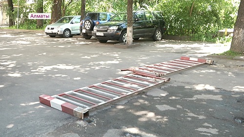 В Алматы демонтируют шлагбаумы во дворах