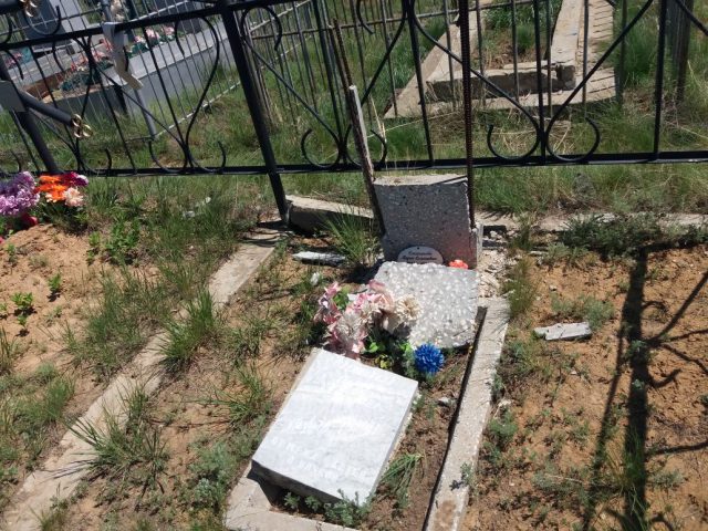 Вандалы разгромили кладбище в Костанайской области
