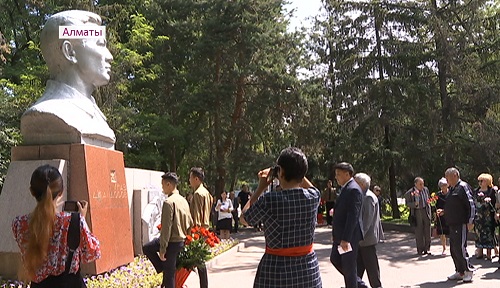 Ко дню политических репрессий: в Алматы почтили память Ураза Джандосова