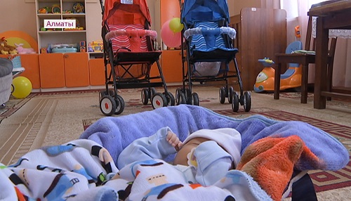 Помочь в беде: алматинские юристы провели консультации для женщин с детьми в "Доме мамы"