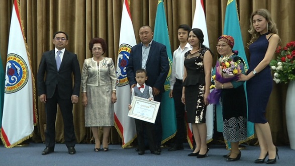 «Мерейлі отбасы»: в Алматы наградили образцовые семьи