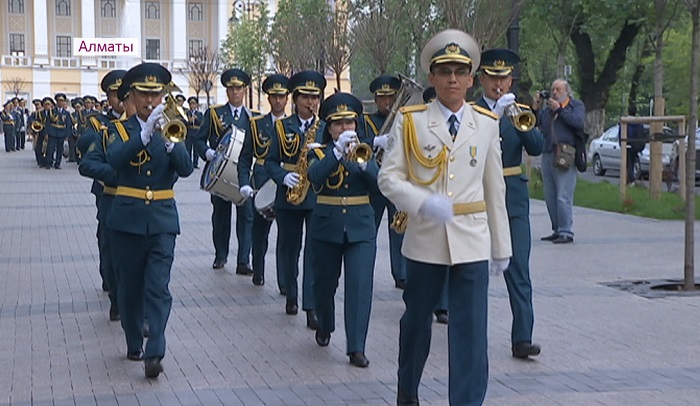 По главной улице с оркестром прошли музыканты Нацгвардии в Алматы