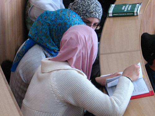 Казахстанским школьницам, не желающим снимать платки, могут разрешить обучаться на дому