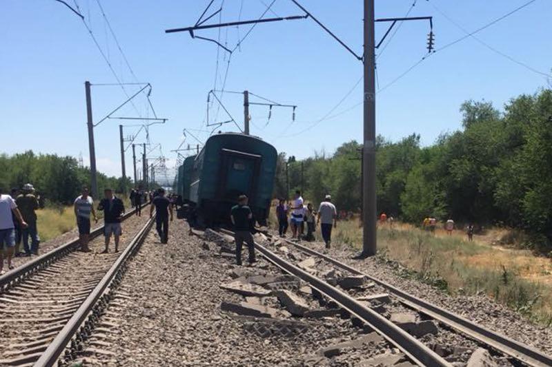 В Жамбылской области сошел с рельсов поезд: погиб ребенок