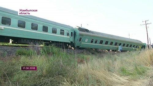 ЧП с поездом в Жамбылской области: аварийные вагоны доставили в Алматы на экспертизу