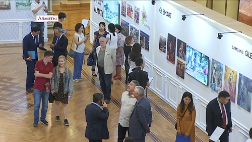 В ГАТОБ имени Абая открылась выставка картин и фотографий, посвященных достопримечательностям Алматы