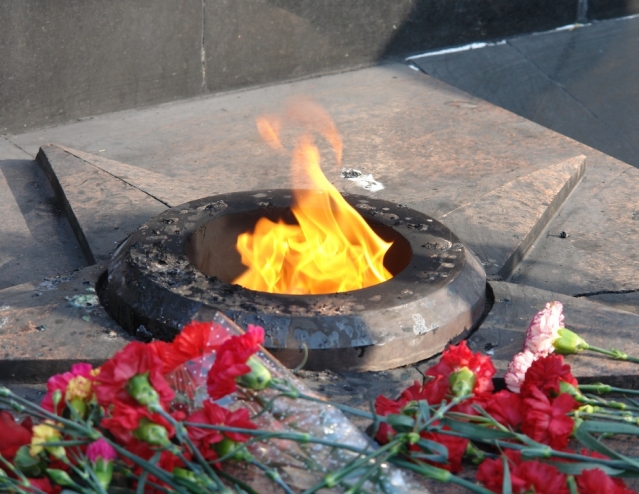 В Усть-Каменогорске возложили цветы к Вечному огню