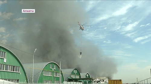 Вертолет и десятки единиц спецтехники:  в Алматы несколько часов тушили горящие склады