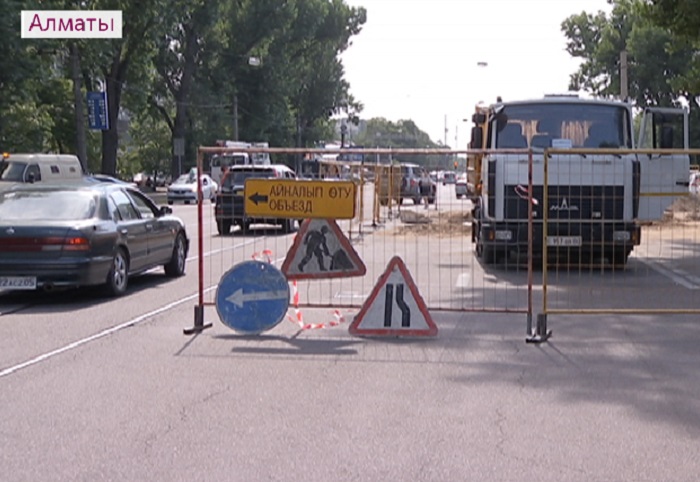 Попал в яму: в центре Алматы автолюбитель снес  предупредительный знак о ремонтных работах